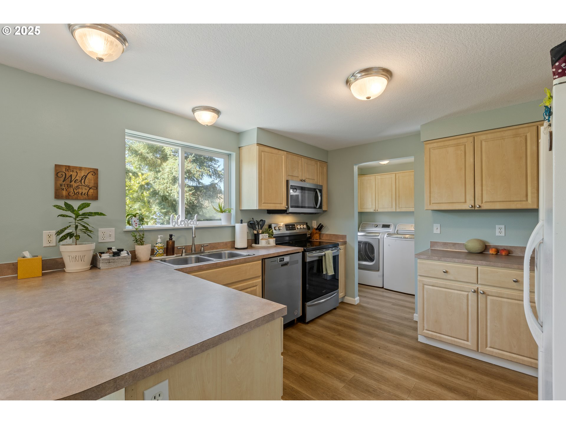 1870 Lakeview Dr Property Photo 25