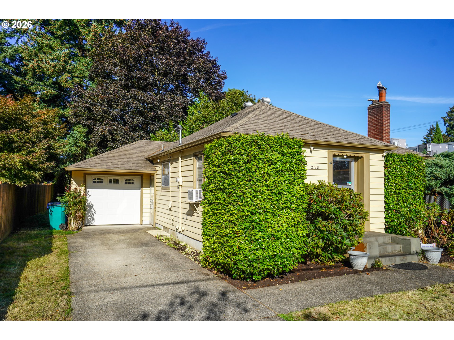 2110 Laurel Pl Property Photo 3