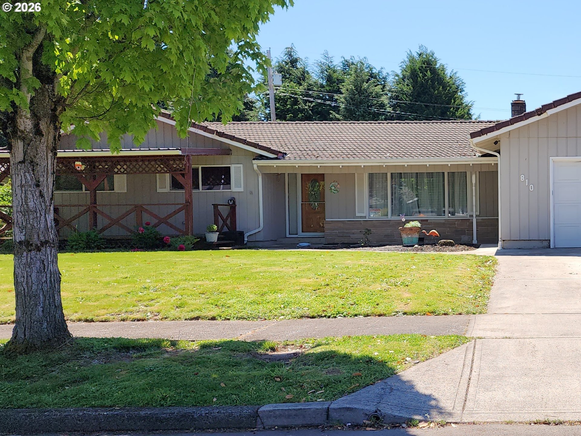 810 IVY WAY NE Property Photo 1