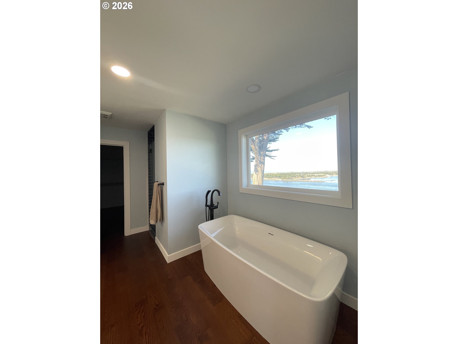 360 2nd St Property Photo 17