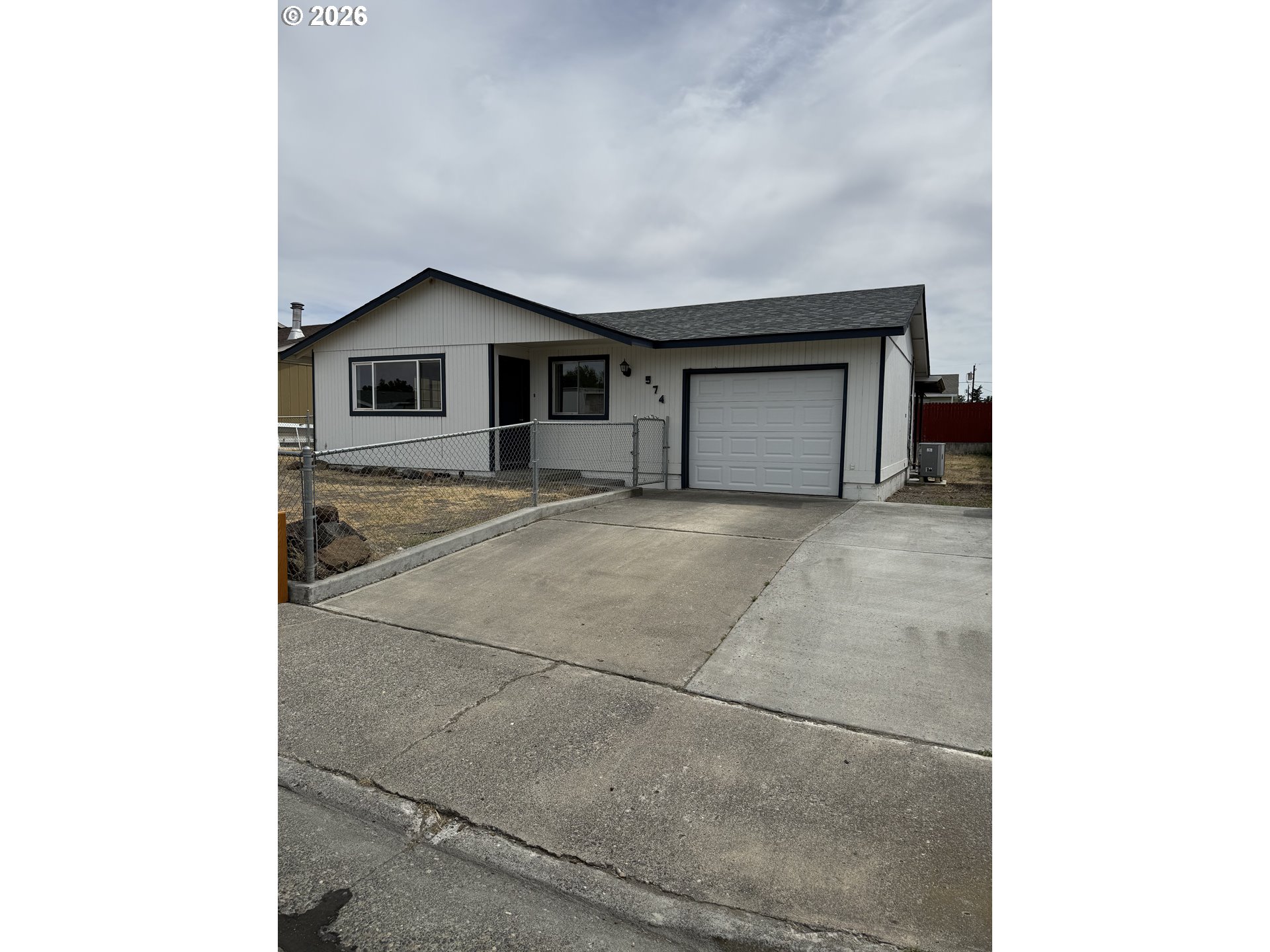 574 E Reeder Dr Property Photo 2