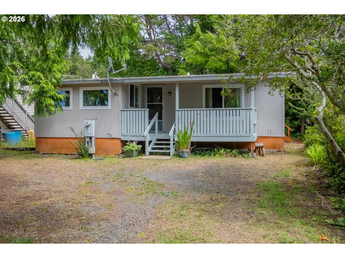 220 Se Hazelton Pl Property Photo 2