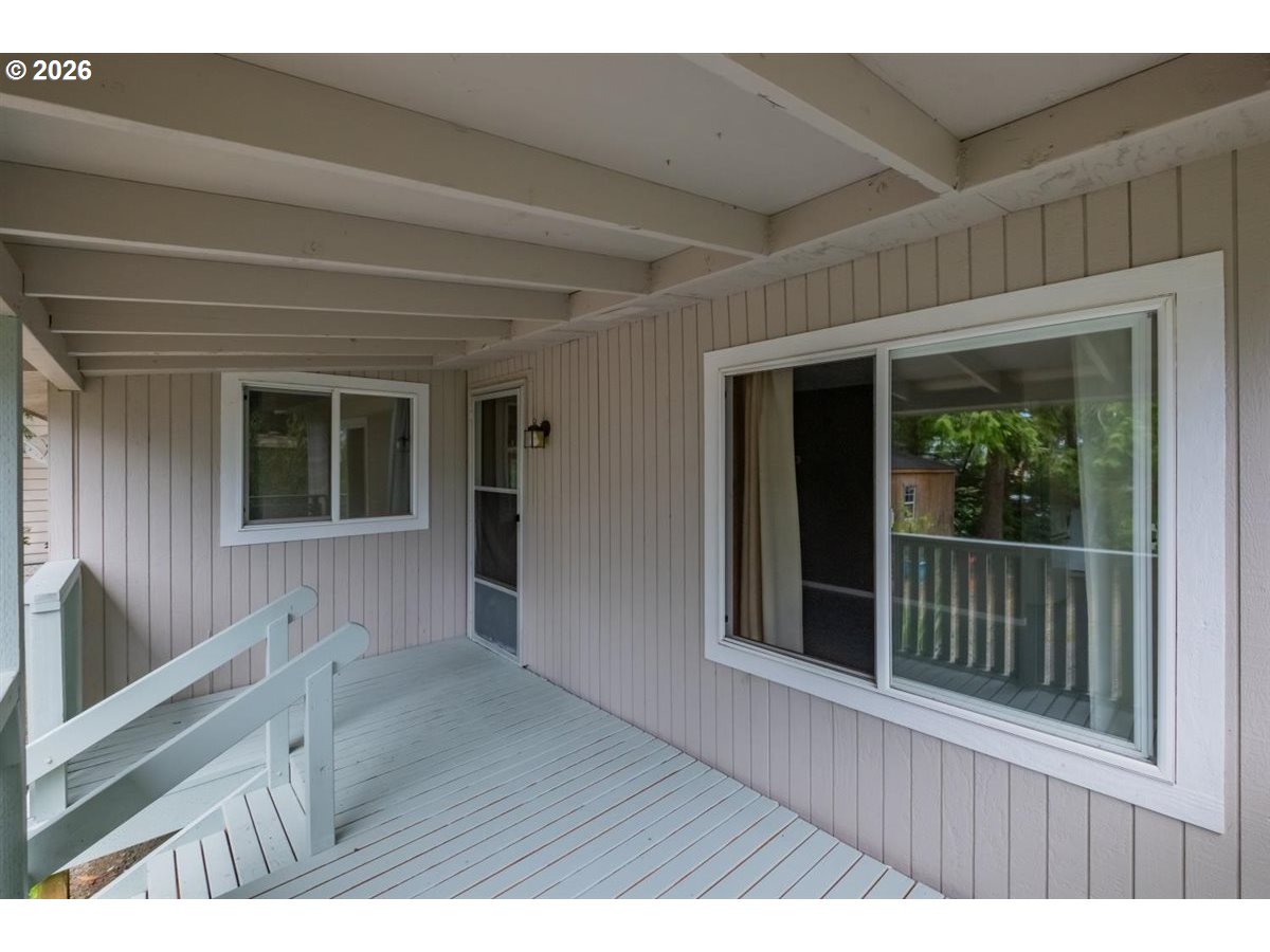 220 Se Hazelton Pl Property Photo 3