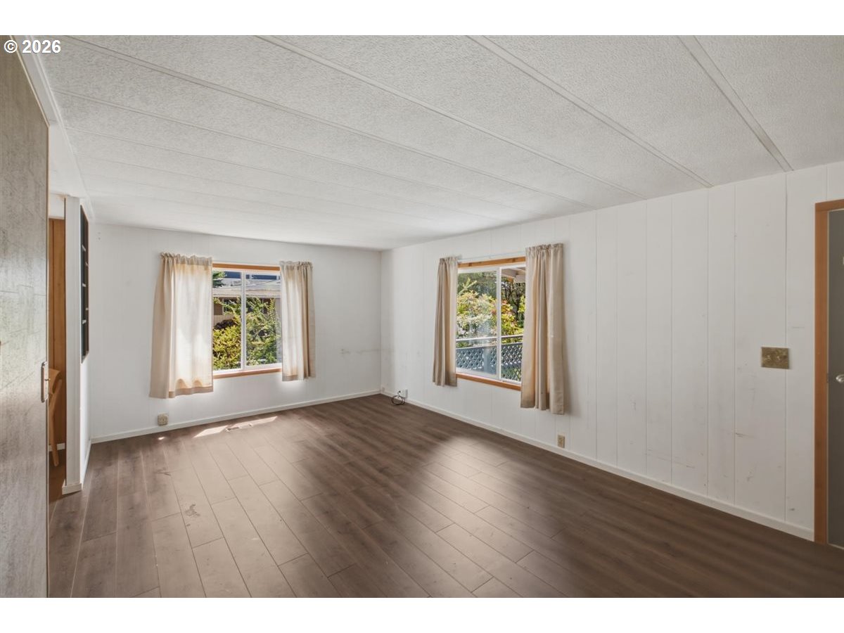 220 Se Hazelton Pl Property Photo 6