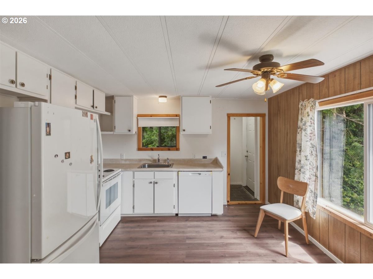 220 Se Hazelton Pl Property Photo 8