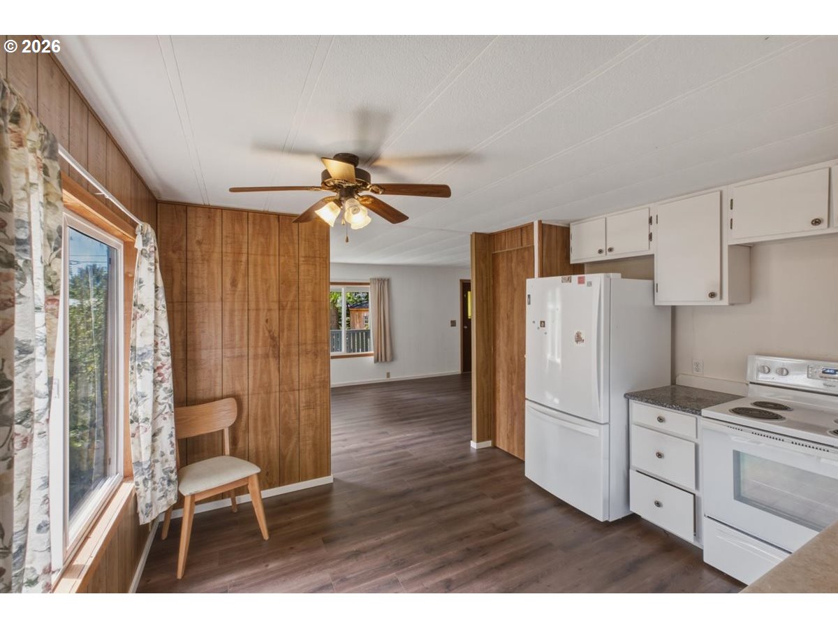220 Se Hazelton Pl Property Photo 10