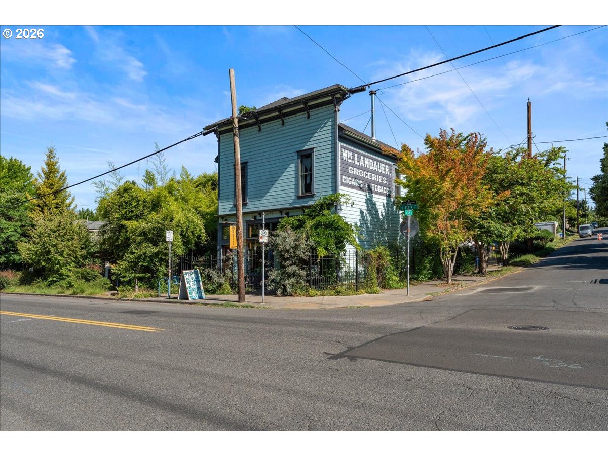 3039 Se Stark St Property Photo 1