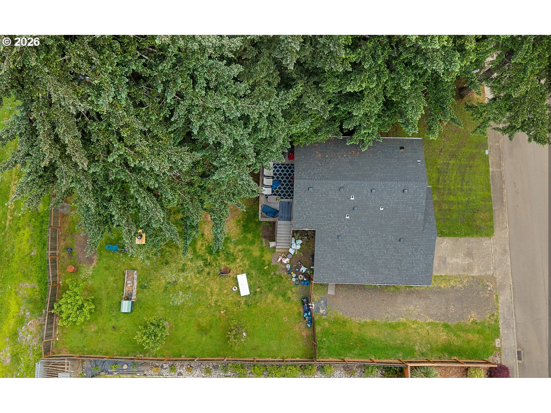 710 Ne E St Property Photo 3
