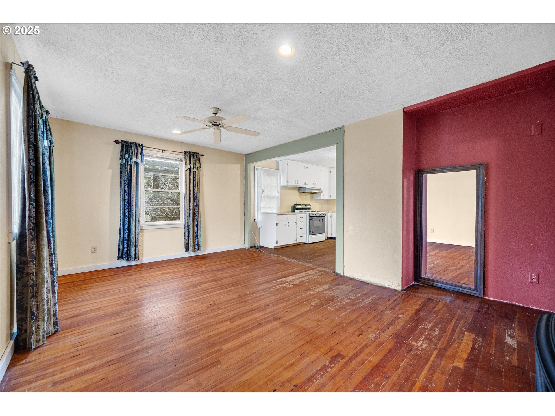 948 Sw Maple St Property Photo 5