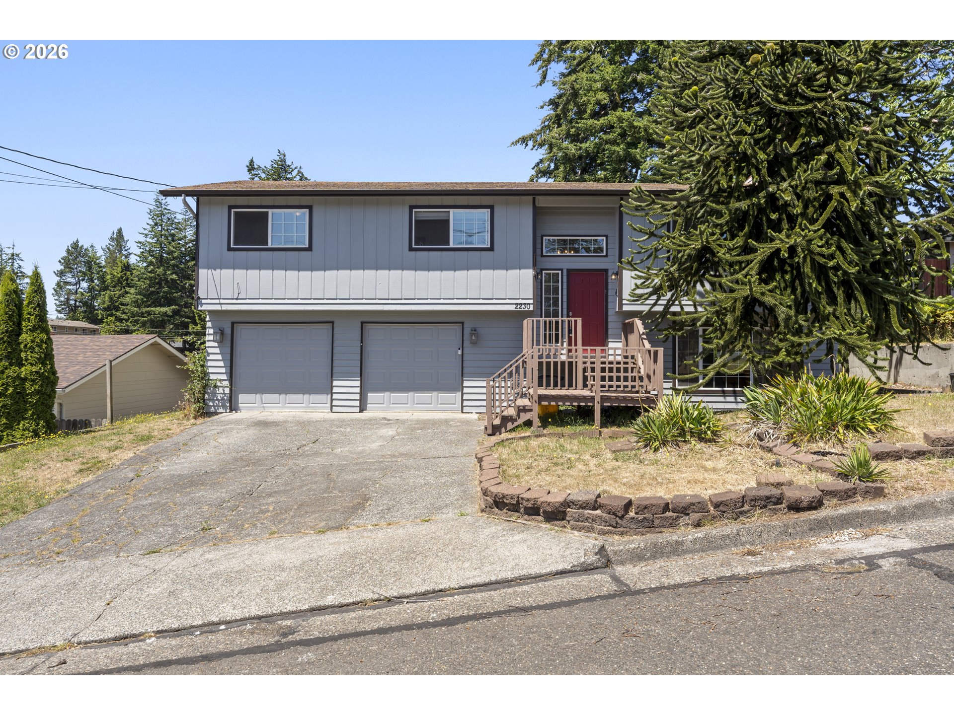 2230 Oak St Property Photo 3