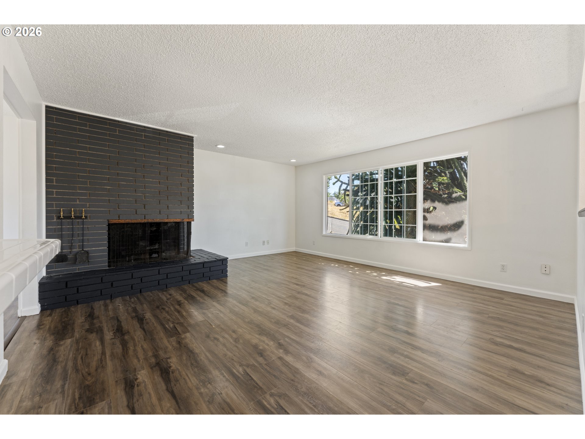 2230 Oak St Property Photo 4