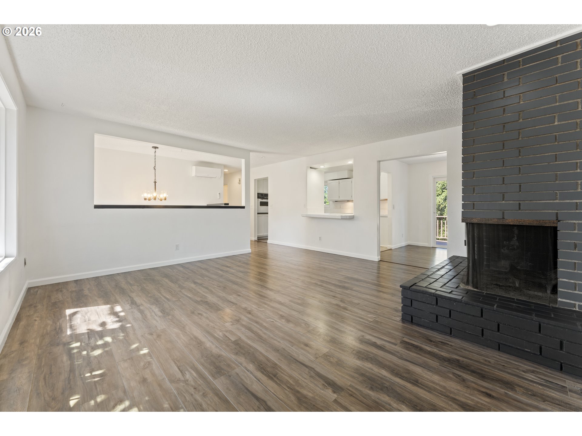 2230 Oak St Property Photo 5