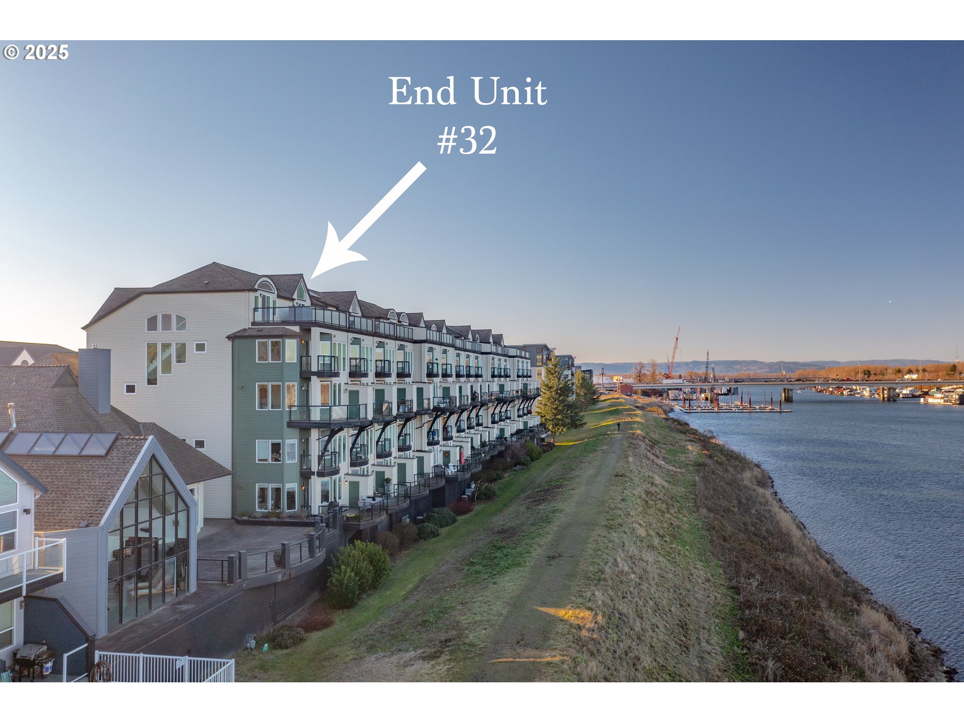 905 N HARBOUR DR 32