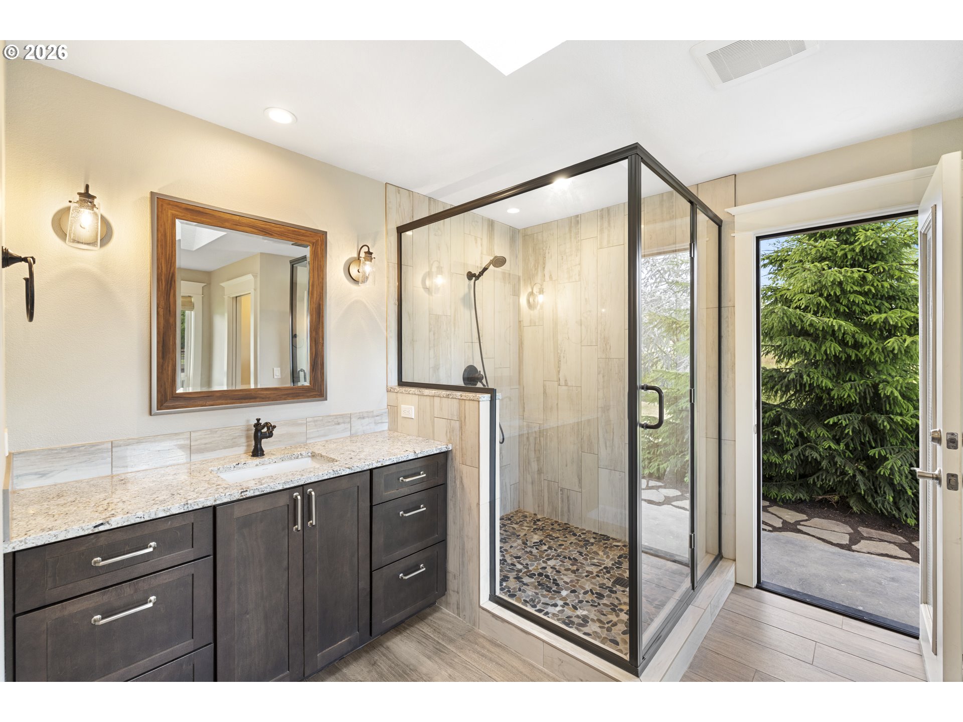 2043 Ne Chehalem Dr Property Photo 18