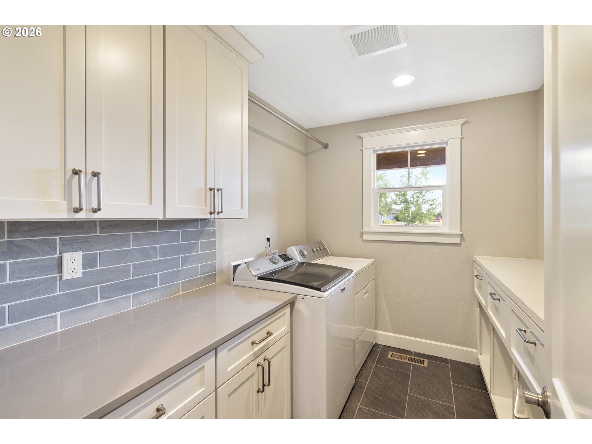 2043 Ne Chehalem Dr Property Photo 26