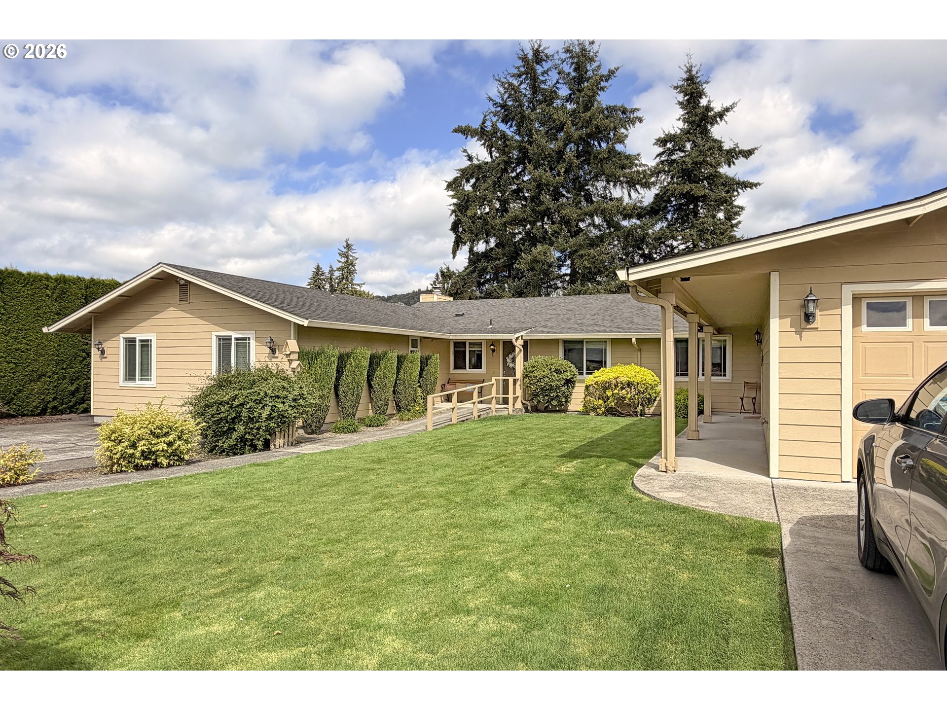 2091 Spruce Ave Property Photo 1