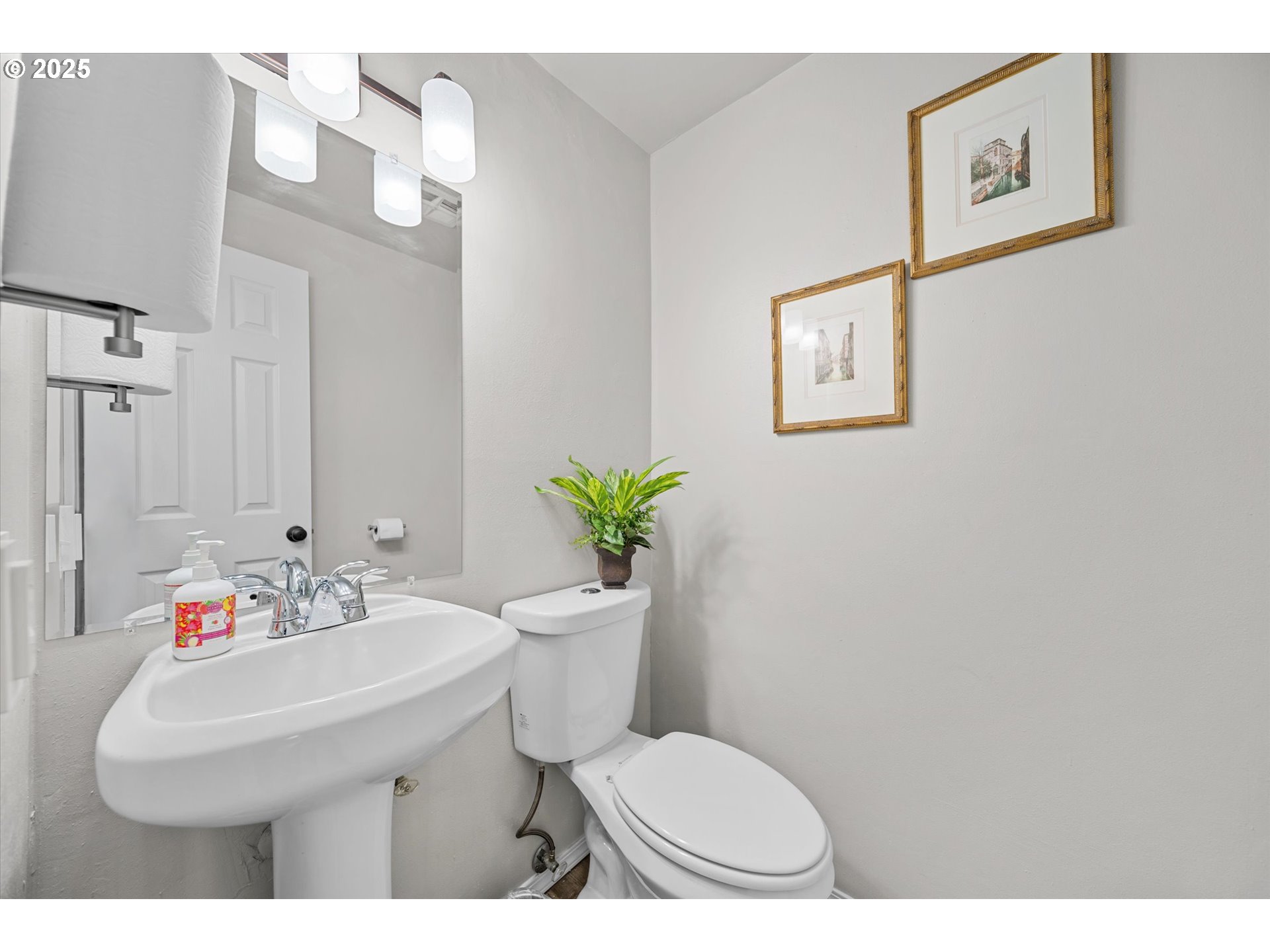 251 Ne Village Squire Ave 2 Property Photo 8