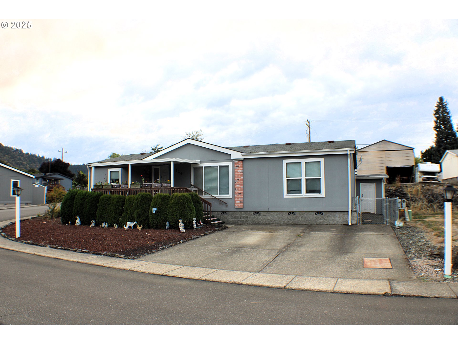 124 Country Side Ln Property Photo 1