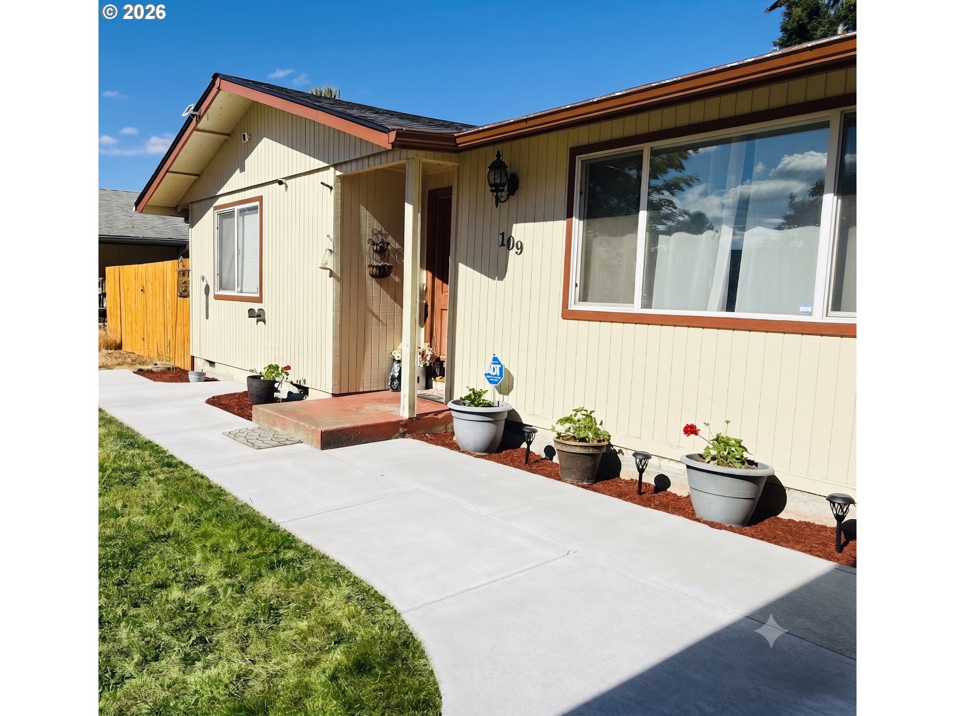 109 Oak St Property Photo 1