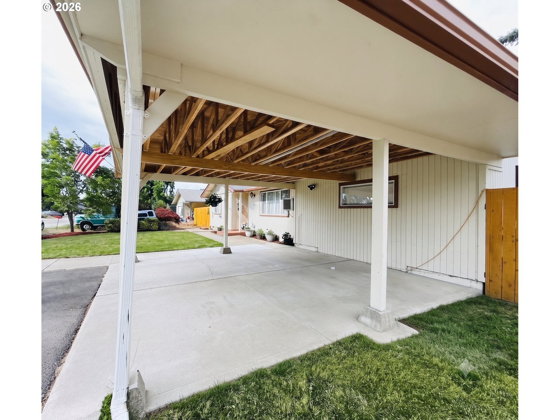 109 Oak St Property Photo 4