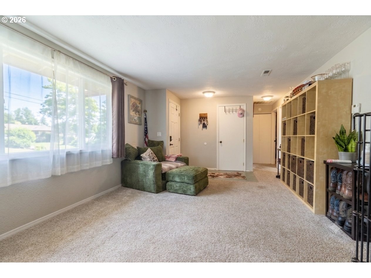 109 Oak St Property Photo 6