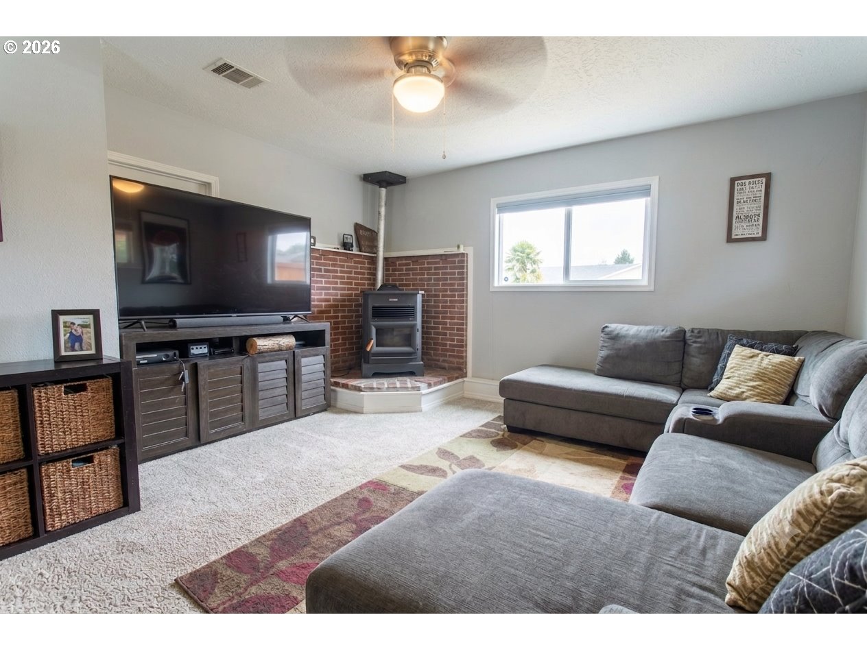 109 Oak St Property Photo 15