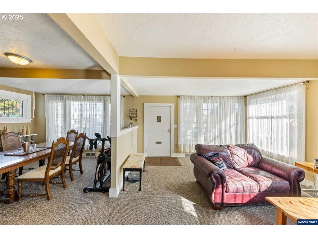 1111 Sw Levens St Property Photo 2