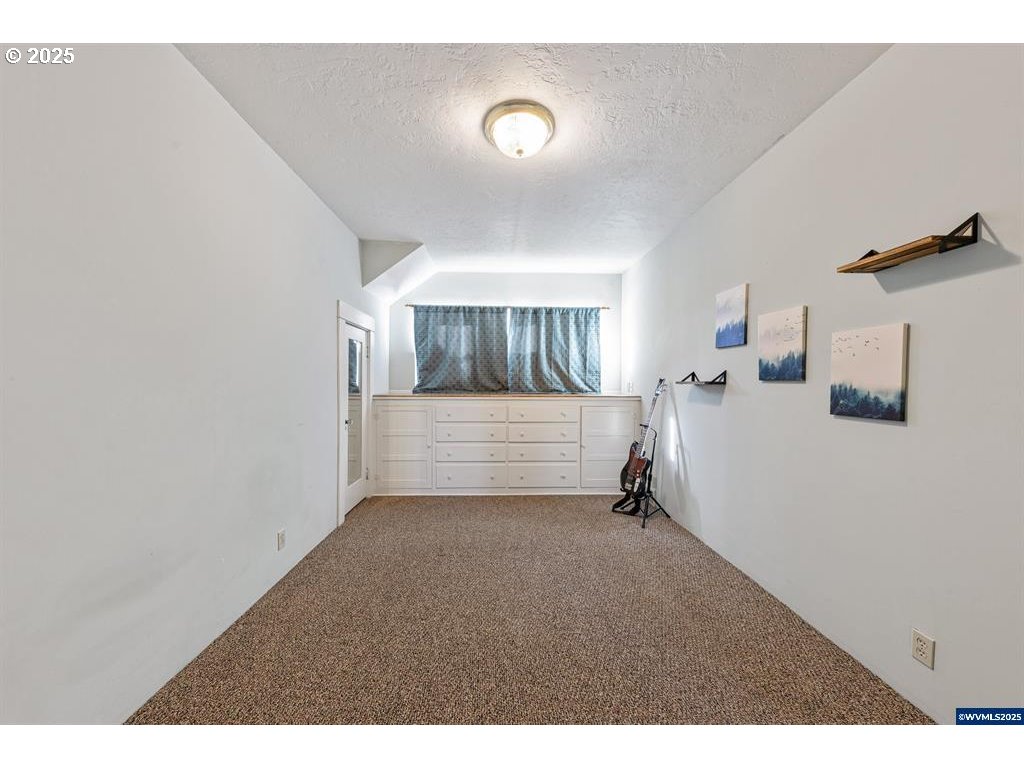 1111 Sw Levens St Property Photo 8