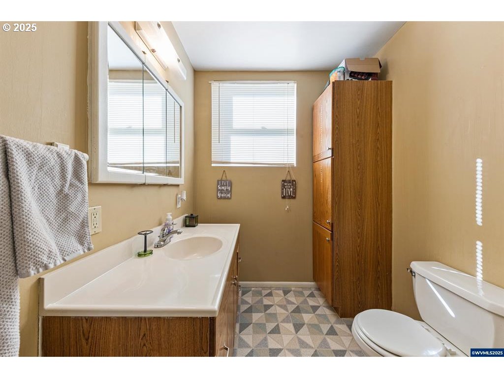 1111 Sw Levens St Property Photo 9