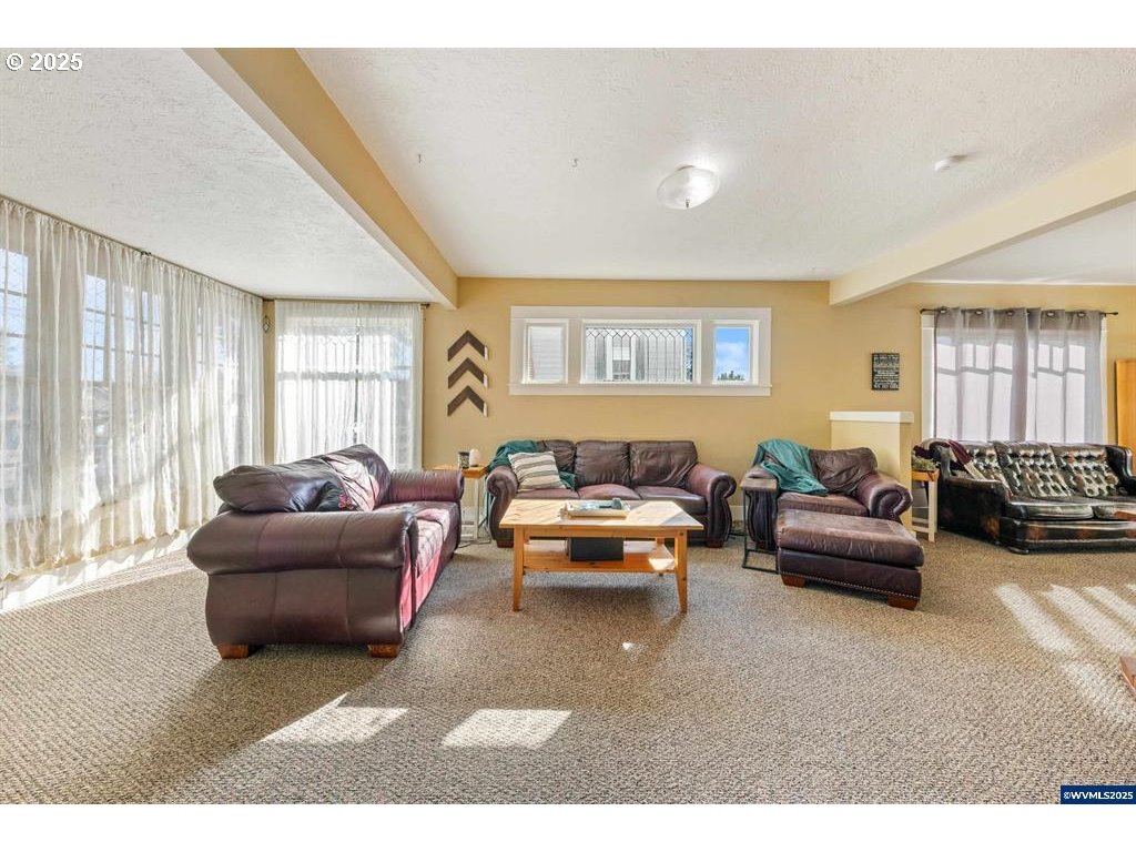 1111 Sw Levens St Property Photo 11