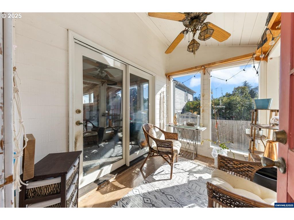 1111 Sw Levens St Property Photo 26