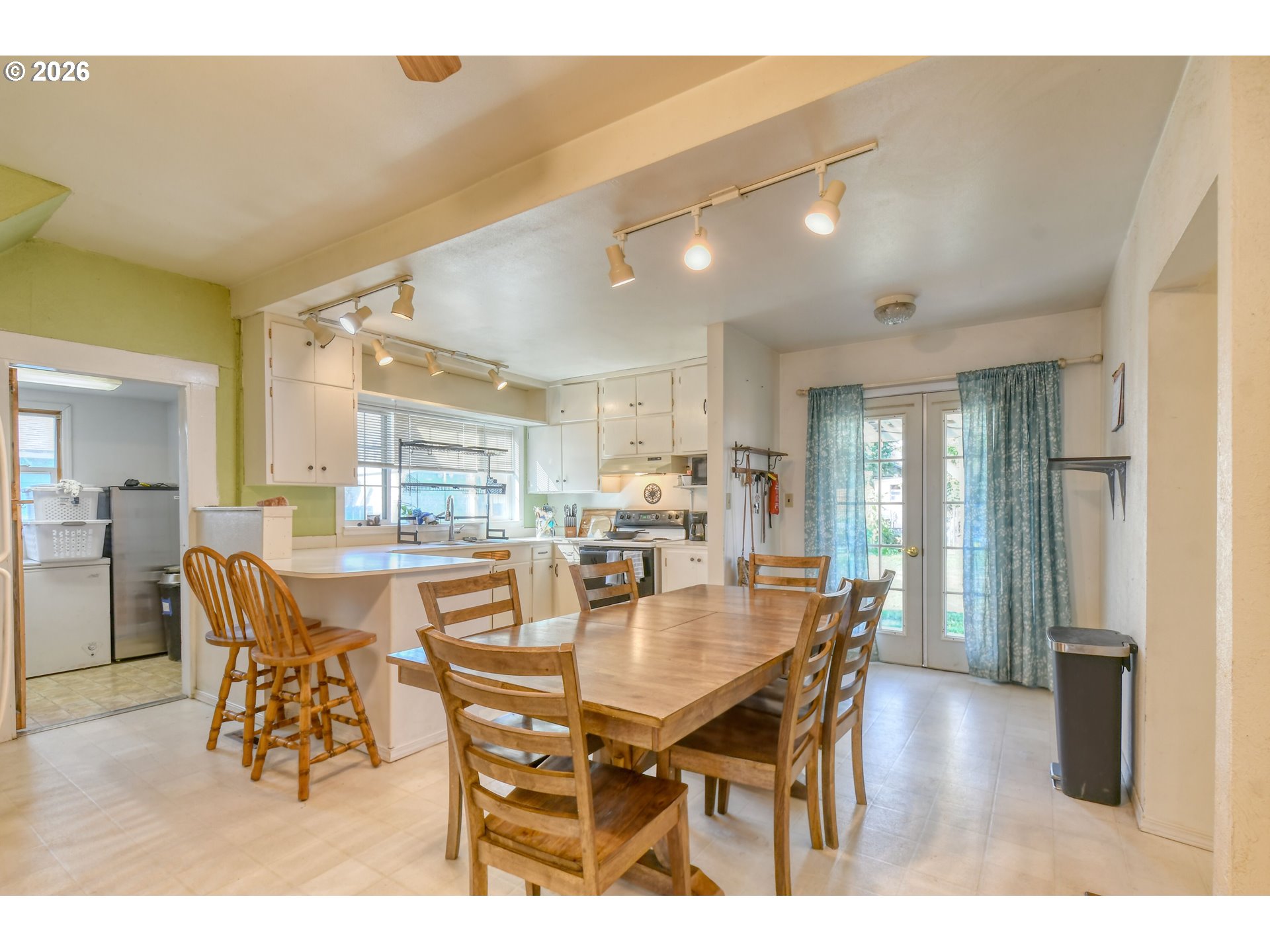 323 E Van Buren St Property Photo 6