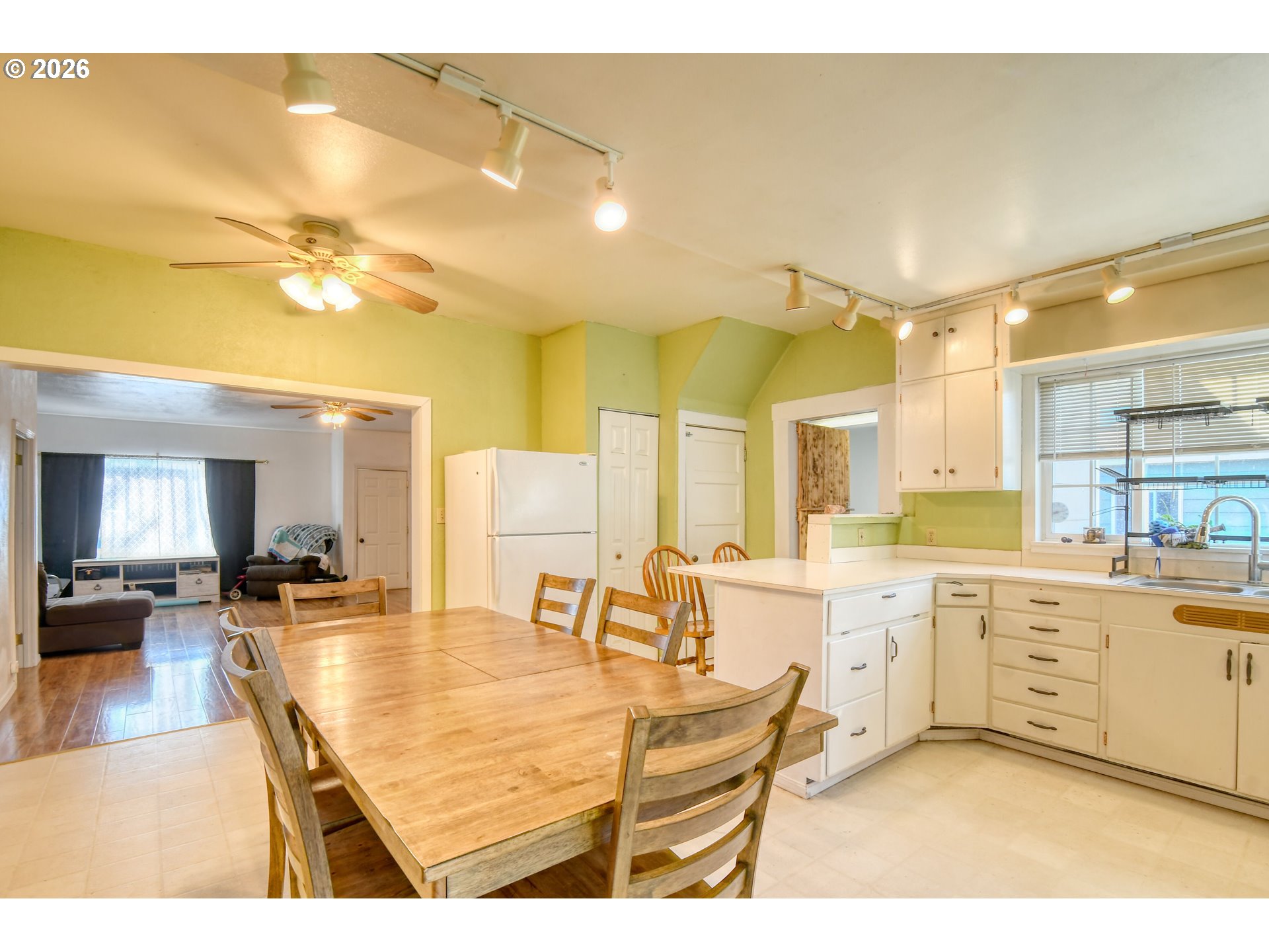 323 E Van Buren St Property Photo 9