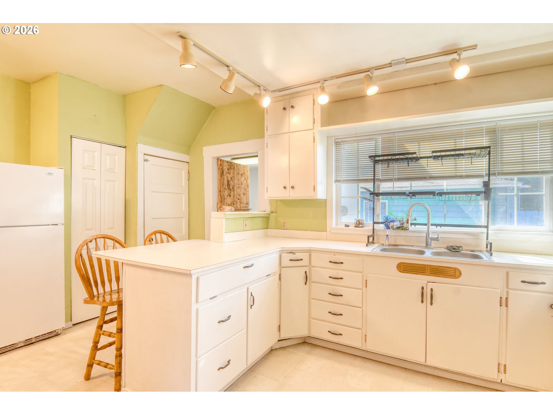 323 E Van Buren St Property Photo 10