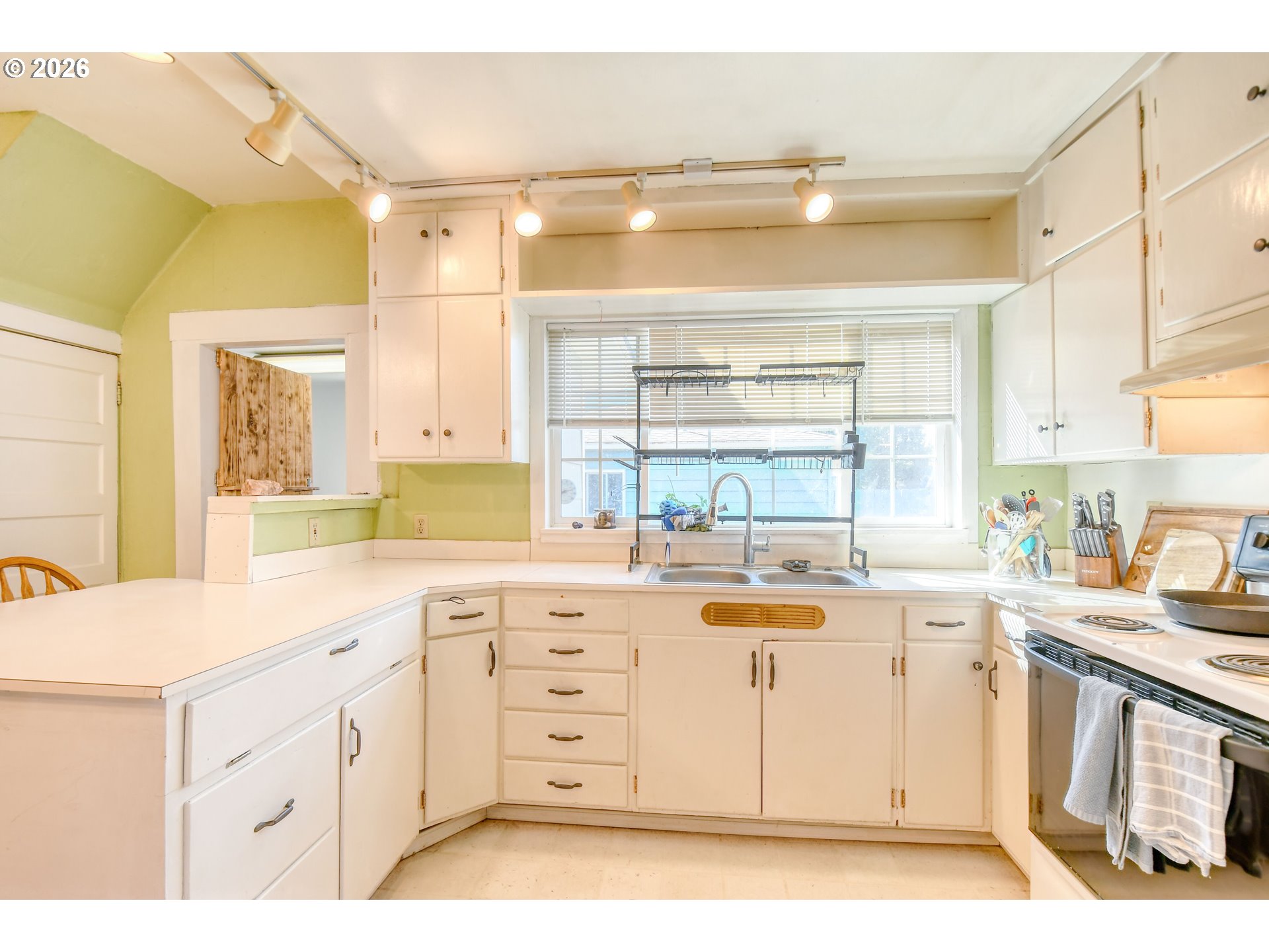 323 E Van Buren St Property Photo 11