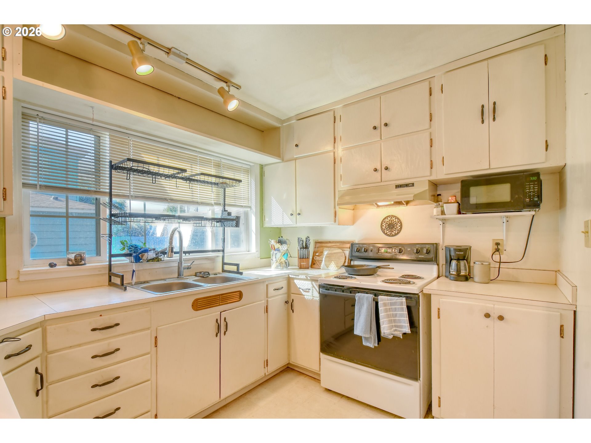 323 E Van Buren St Property Photo 12