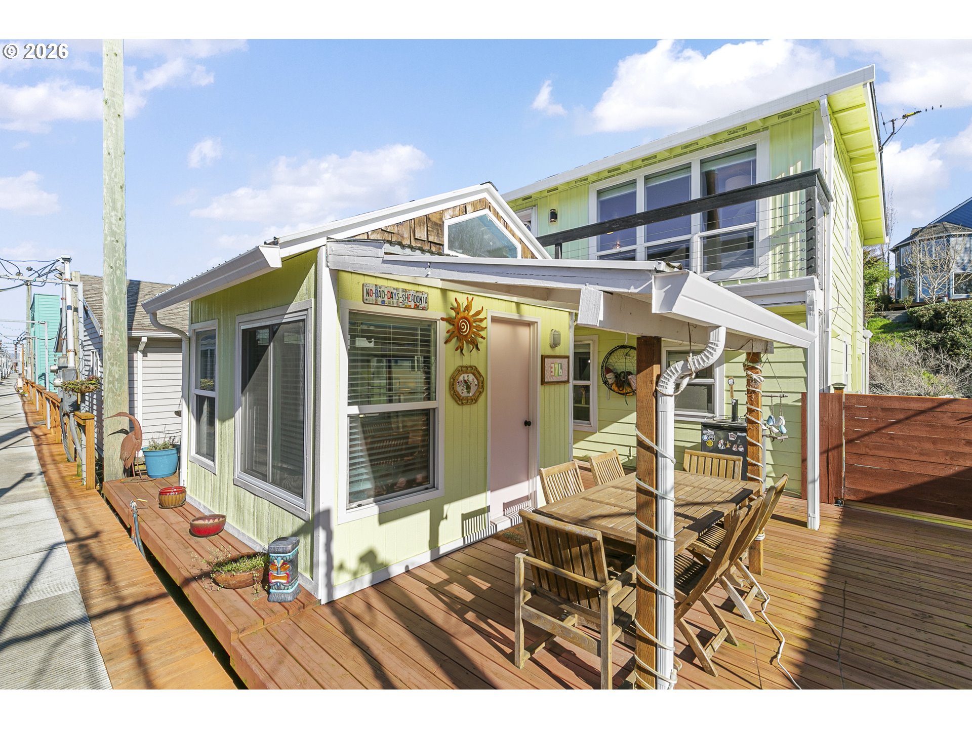376 N Tomahawk Island Dr Property Photo 1
