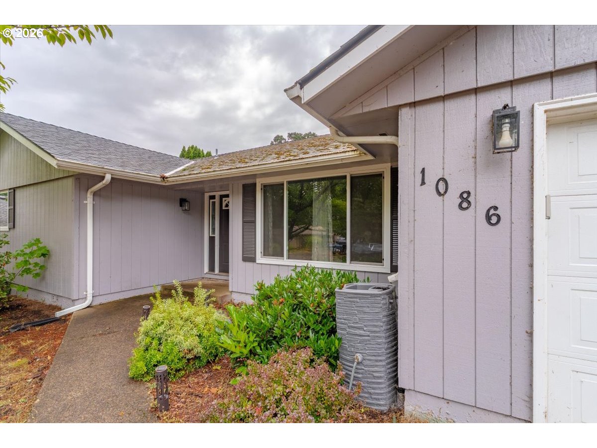 1086 Hanover Ct Property Photo 3