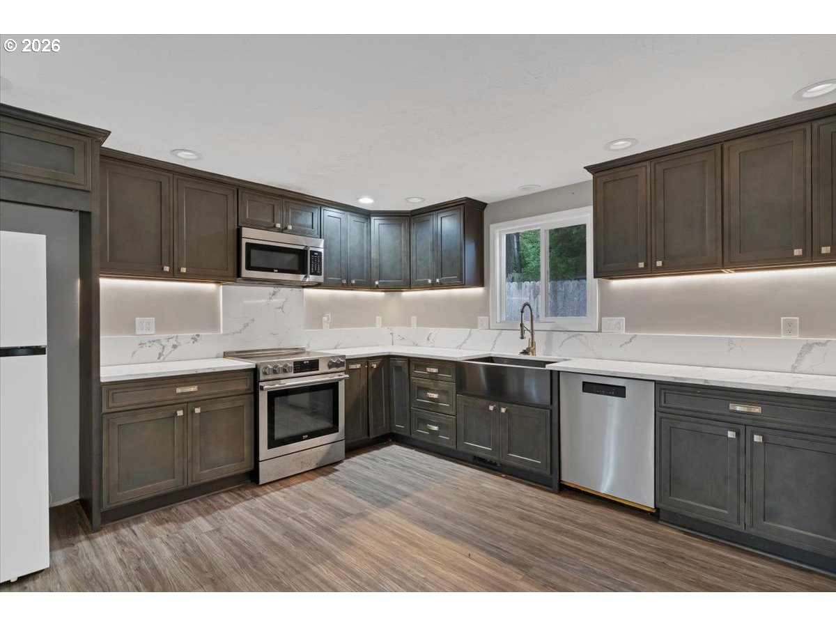1086 Hanover Ct Property Photo 16