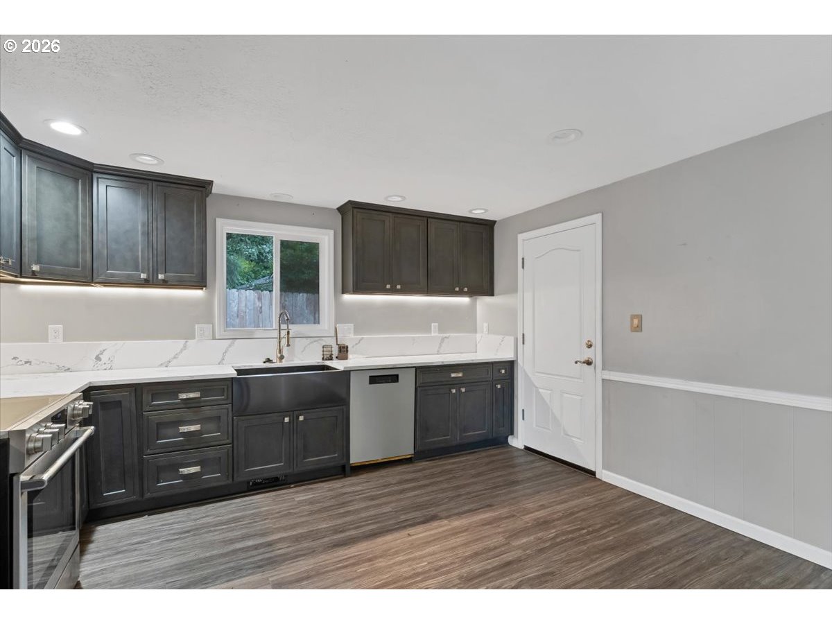 1086 Hanover Ct Property Photo 18