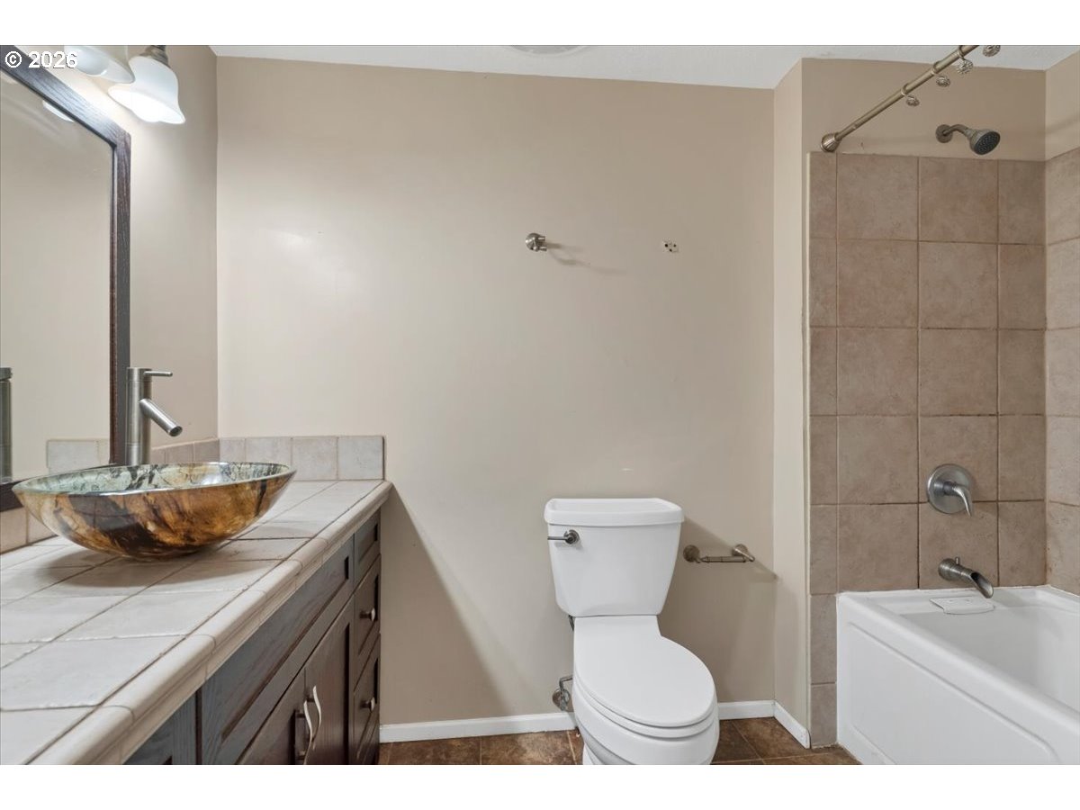 1086 Hanover Ct Property Photo 20