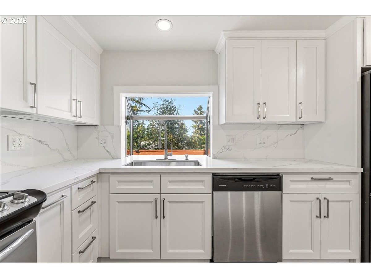 1635 Aspen St Property Photo 5