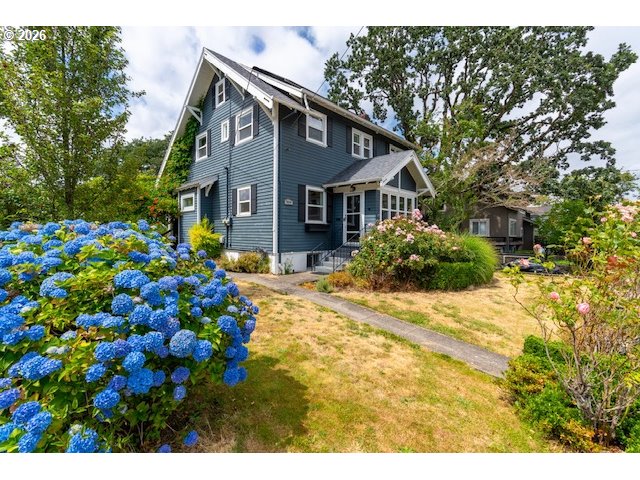 909 Center St Property Photo 3