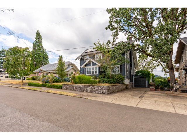 909 Center St Property Photo 5