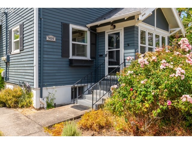 909 Center St Property Photo 6