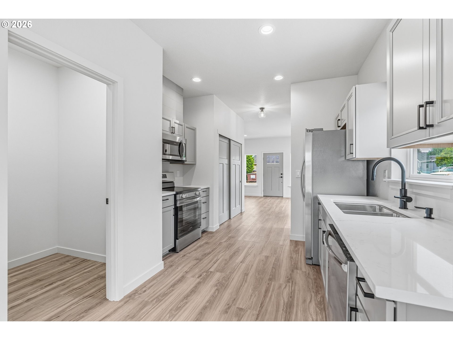 210 Glengate St Property Photo 6