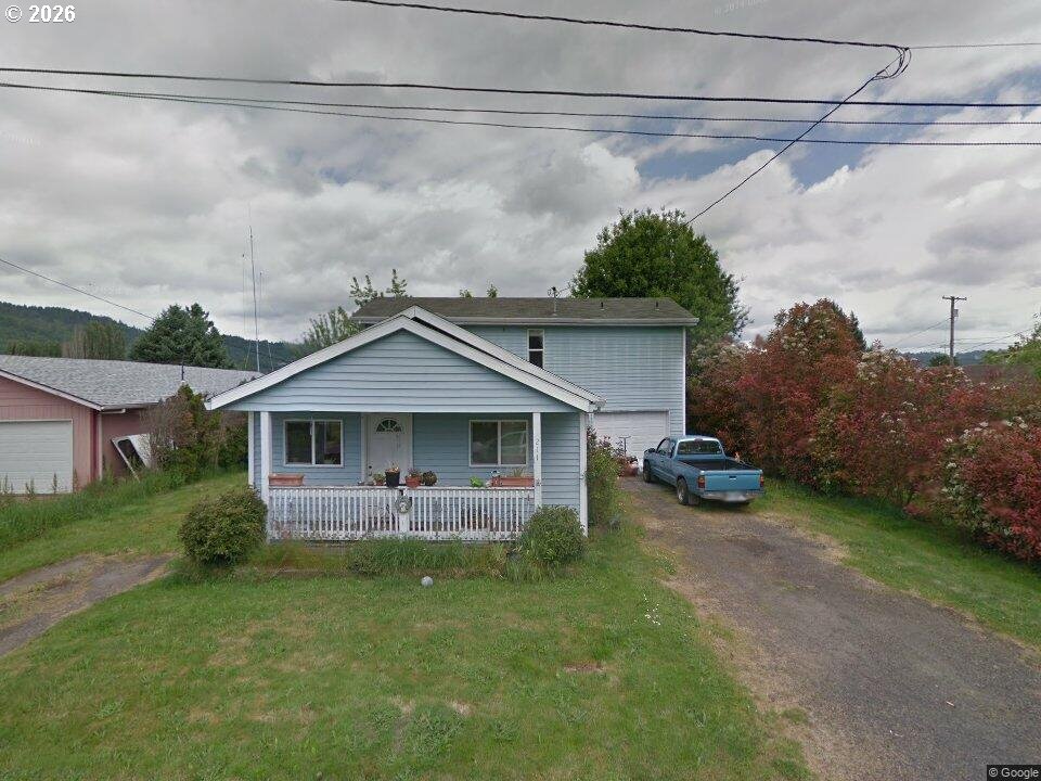 211 Oak St Property Photo 1