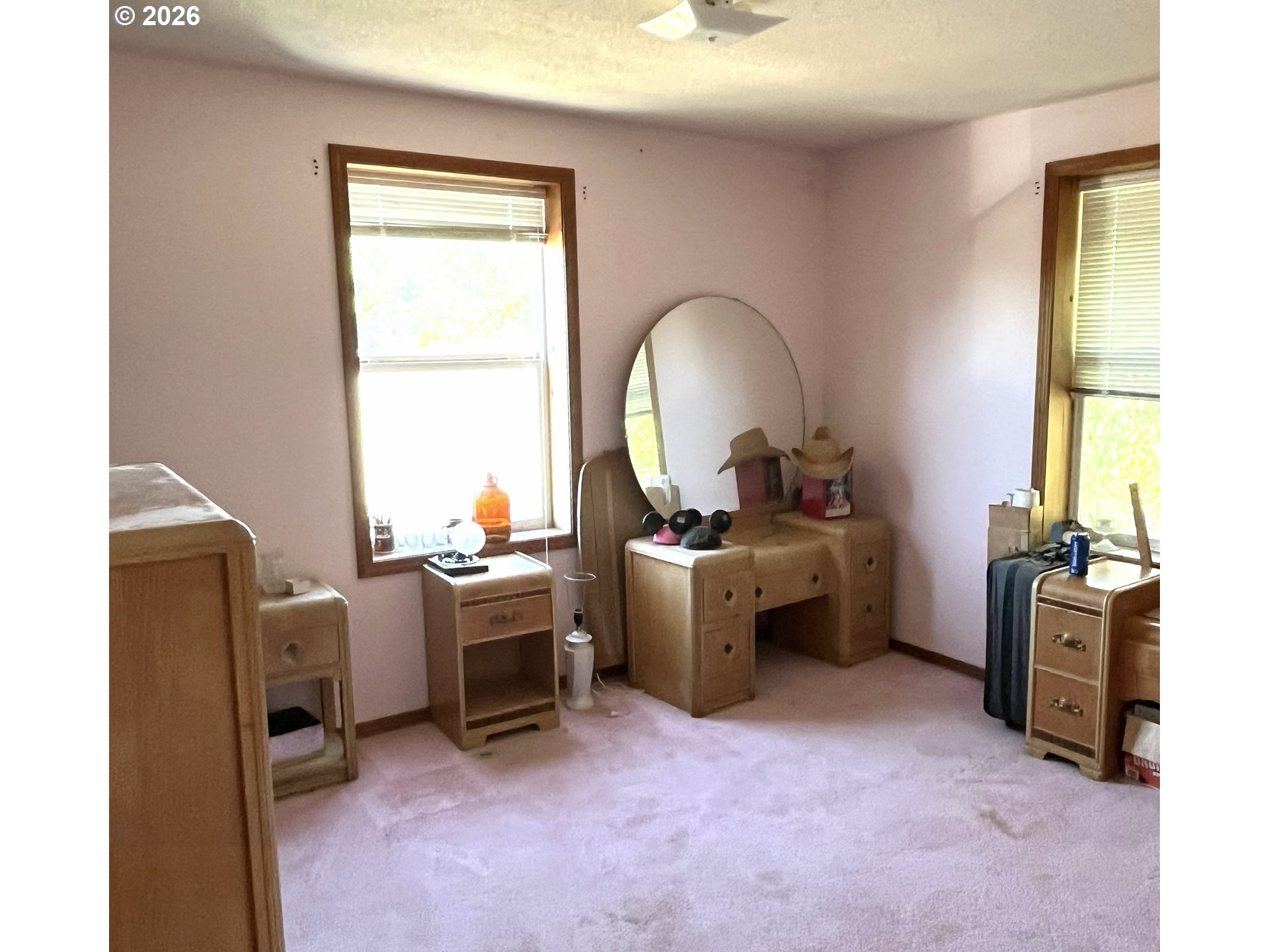211 Oak St Property Photo 3