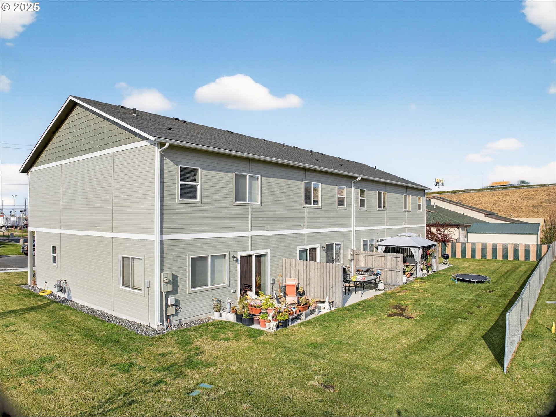 565 Baker St Property Photo 4