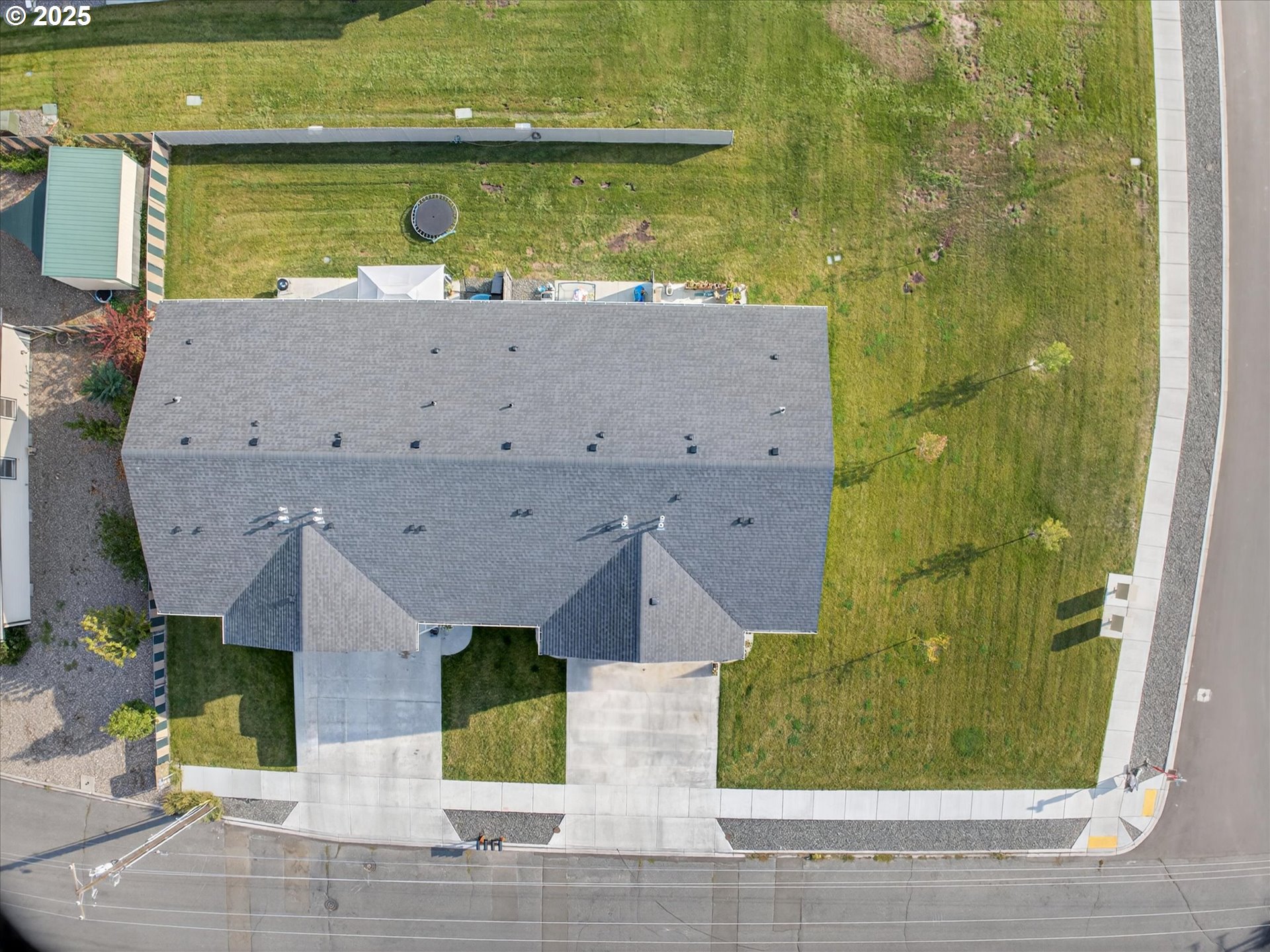 565 Baker St Property Photo 5
